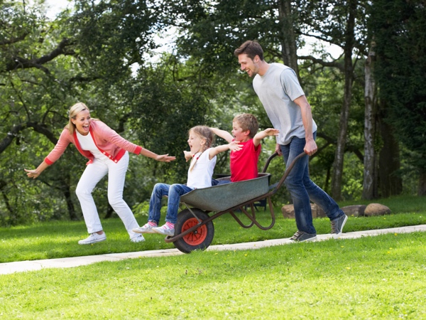 Parents jouant avec leurs enfants